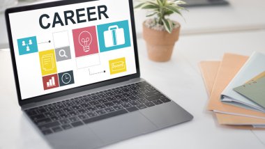 ekranda metin olan dizüstü bilgisayar