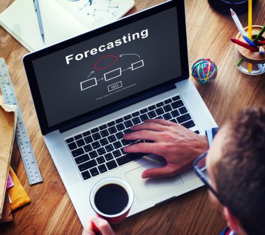 dizüstü bilgisayar kullanan adam