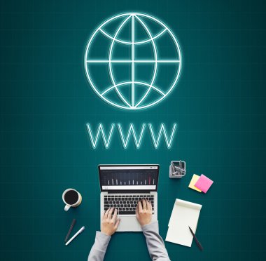 laptop ile çalışan kişi 