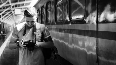 Adam kameraya tren istasyonu ile