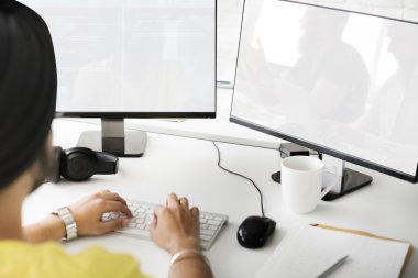 Bilgisayarda çalışan iş adamı 