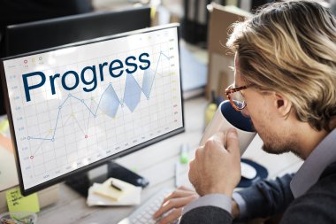 bilgisayarda çalışan iş adamı