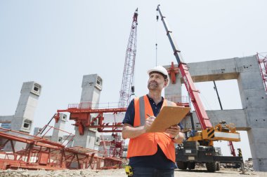 Yapı planı yazma çalışan mühendis