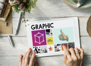Dijital tablet kullanan kişi