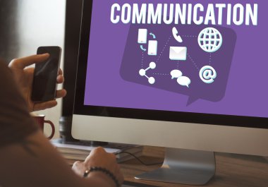 bilgisayarda çalışan adam