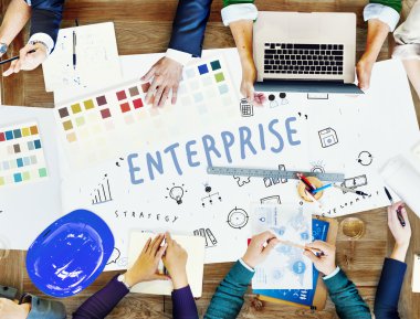 Bir grup insan birlikte çalışma 