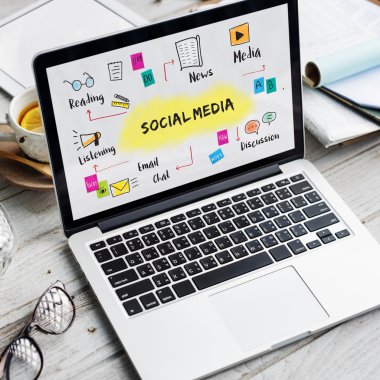 ekrandaki bilgileri ile dizüstü bilgisayar