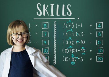 kız beyaz bornoz ayakta