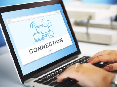 Dizüstü bilgisayarda yazan kadın klavyesi