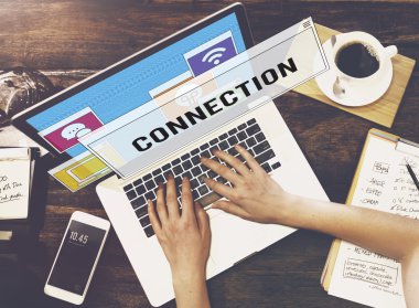 Kadın kafede dizüstü bilgisayar ile çalışma