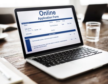 ahşap masa üstünde açılan laptop
