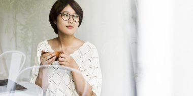 Çay bardağı ile Asya şirin kız