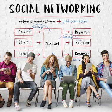 İnsanlar dijital araçları tarama  