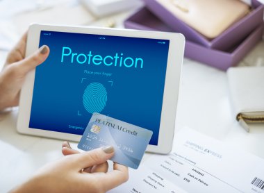 Dijital tablet kullanan kişi