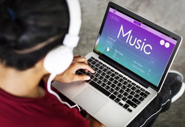 Adam müzik dinliyor. 