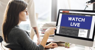kadın canlı izle ile monitörde gösterilen