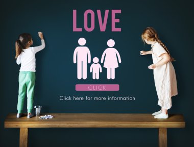 Yazı tahtası üzerinde çizim kızlar