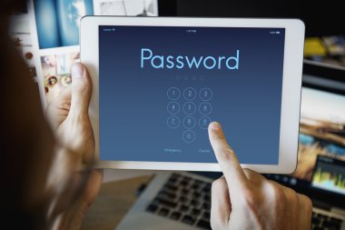 Dijital tabletli adam 