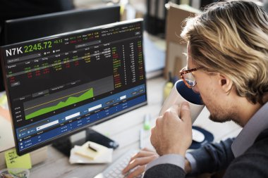 bilgisayarda çalışan iş adamı