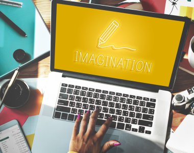 Dizüstü bilgisayarla çalışan kadın