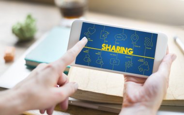 Akıllı telefon tutan adam.