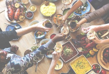 farklı insanlar yemek yerken