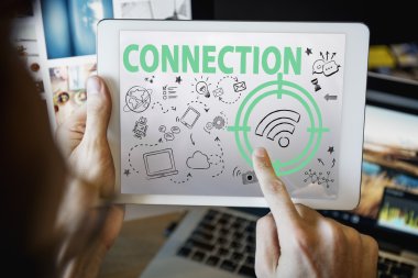 Dijital tabletli adam 