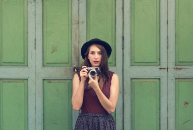 kamera ile şapkalı güzel kadın