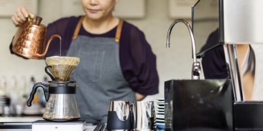Kafede kahve yapan barista.
