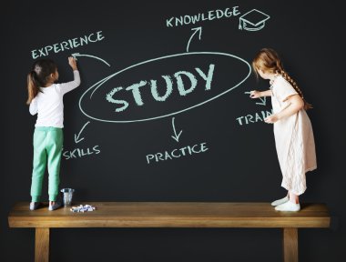 Yazı tahtası üzerinde çizim kızlar