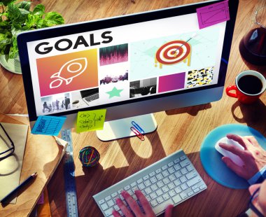 Bilgisayar kullanan adam 