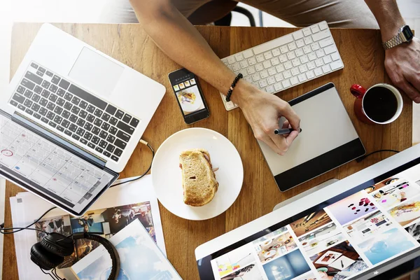 Mann arbeitet am Computer — Stockfoto