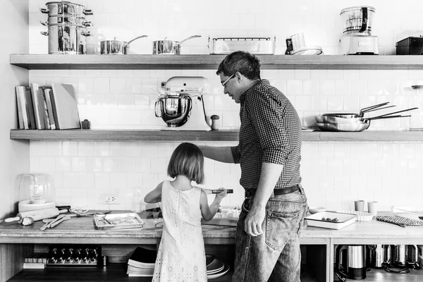 Flicka matlagning med far — Stockfoto