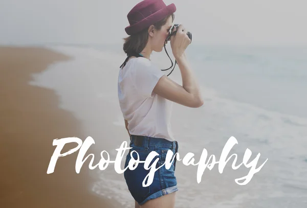 Κορίτσι στο καπέλο κάνοντας φωτογραφίες — Φωτογραφία Αρχείου