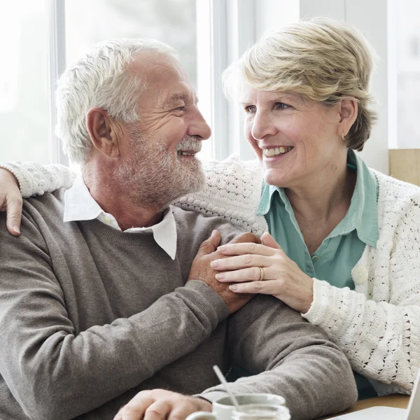 Hermosa pareja de ancianos enamorados — Foto de Stock