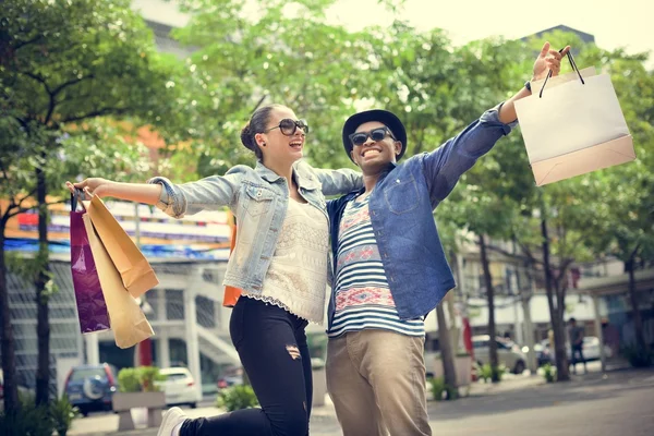 Mulher e homem com sacos de compras — Fotografia de Stock