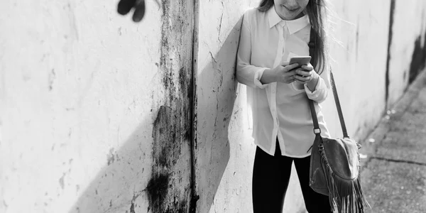 Ragazza utilizzando smartphone — Foto Stock