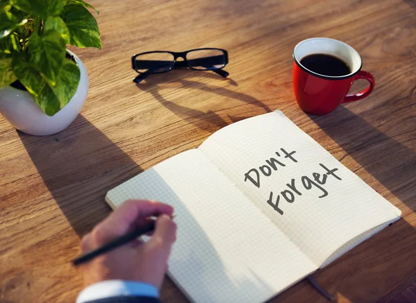 Zakenman schrijven in notebook — Stockfoto