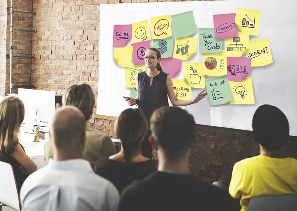 Persone in conferenza con promemoria — Foto Stock