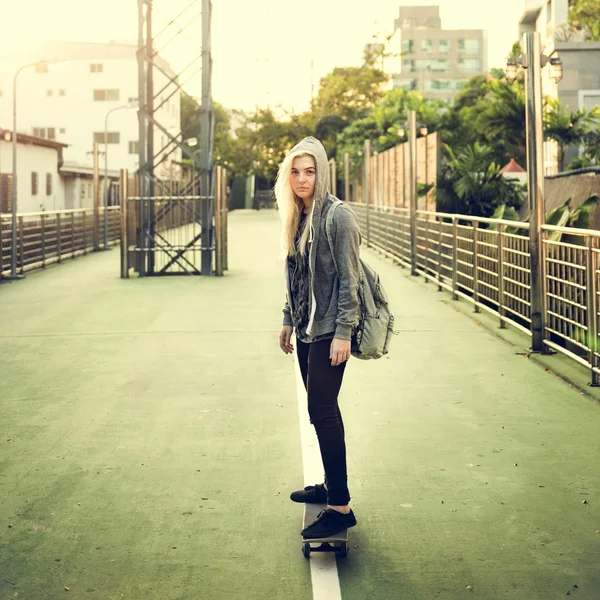 Blond flicka rida på skateboard — Stockfoto