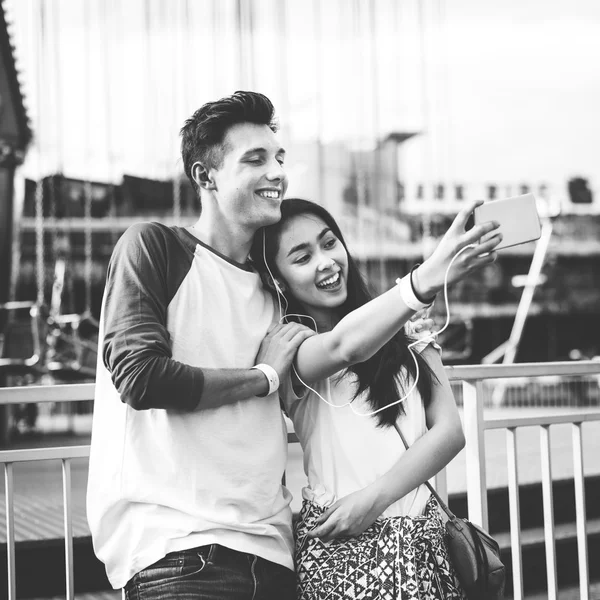 Casal fazendo selfie no parque de diversões — Fotografia de Stock
