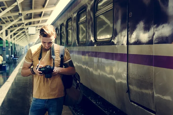 Hombre con cámara en la estación de tren — Foto de Stock