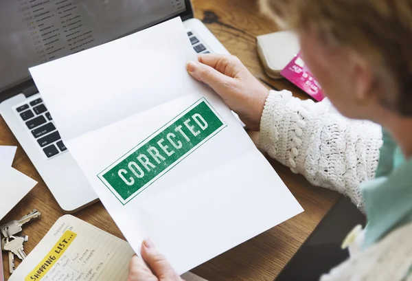 Pedazo de papel con Corregido — Foto de Stock