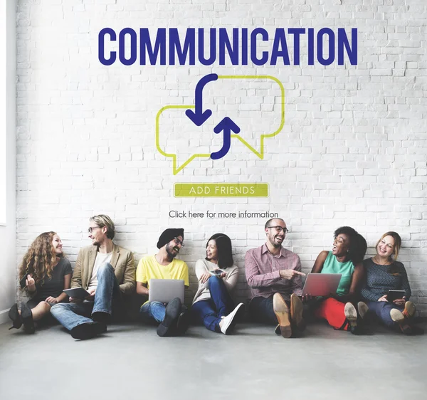 Mångfald vänner nära väggen med kommunikation — Stockfoto