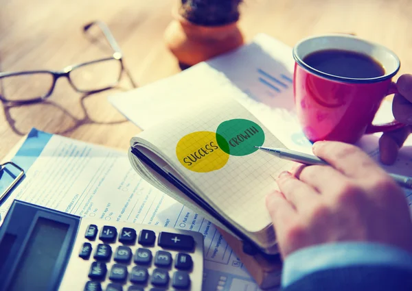 Hombre de negocios escribiendo en cuaderno — Foto de Stock