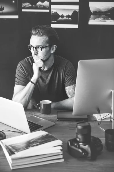 Man werkt op laptop — Stockfoto