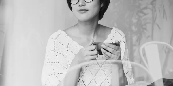 Aziatische schattig meisje met thee beker — Stockfoto