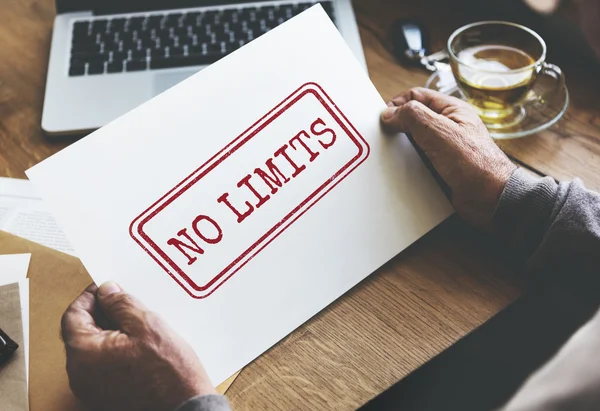 Stuk papier met No Limits — Stockfoto