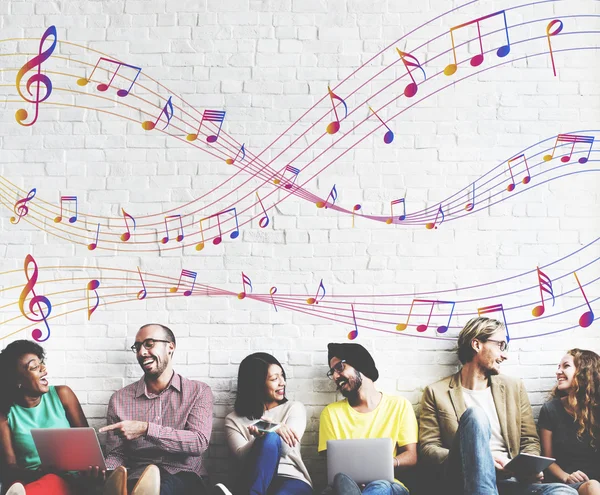 Diversity friends near wall with notes — Stock Photo, Image