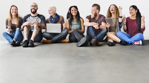 Menschen mit Geräten sitzen auf dem Boden — Stockfoto